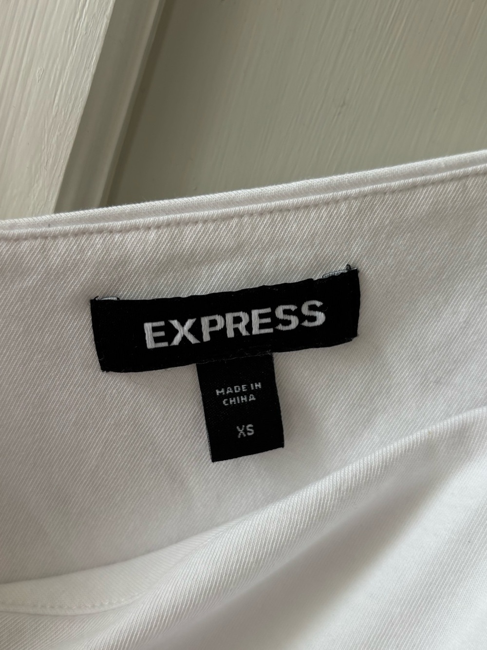 Women’s XS Express Cropped Ruffle Top - Picture 2 of 3